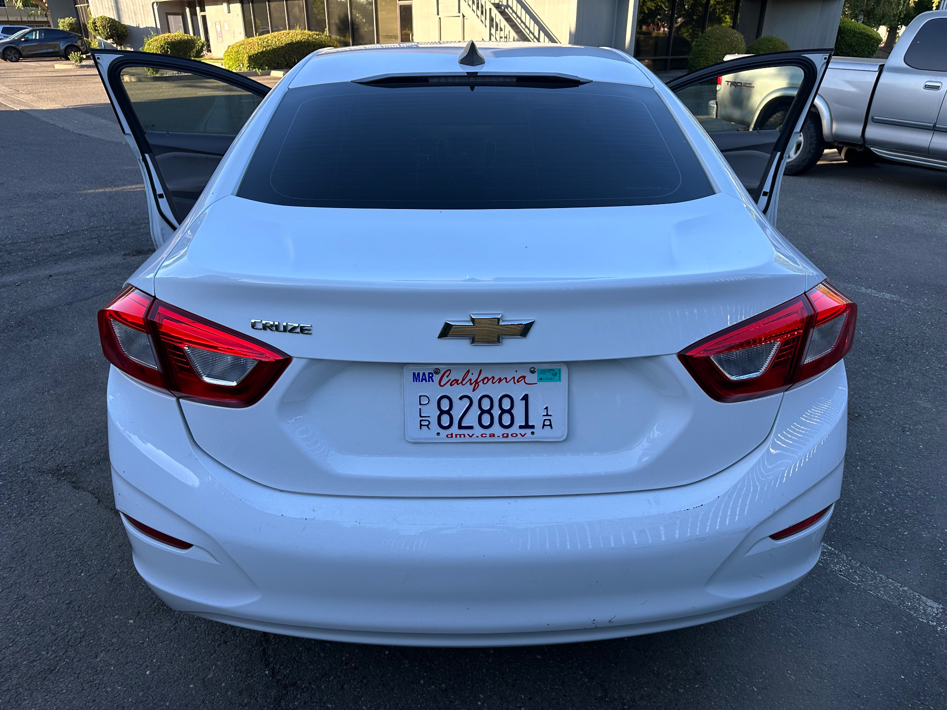 2018 Chevrolet Cruze — view 4